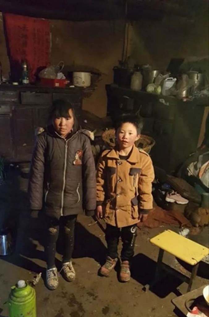 Um garoto chinês de oito anos andou aproximadamente 4,8 km para chegar a sua escola, a Zhuanshanbao Primary School , na província de Yunnan. Além de ser um longo caminho para percorrer, ele fez tudo isso em um frio de -9°C. Ele não queria perder a prova que teria naquele dia.