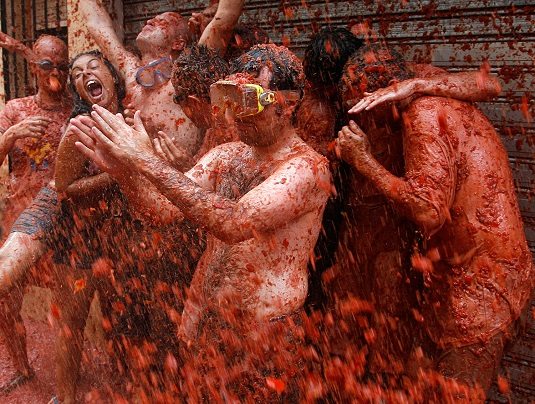 Essa festa é mais famosa do que as anteriores, mas nem por isso menos bizarra. A guerra de tomates acontece nas ruas de Bunol em agosto