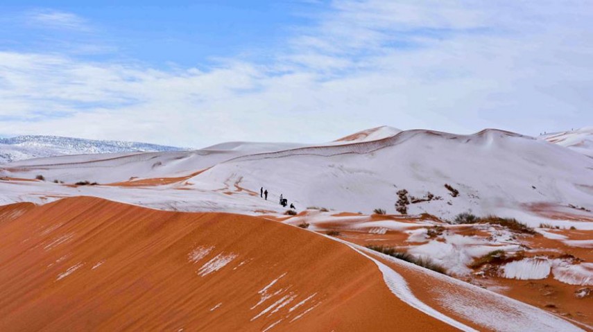 Nevou no deserto do Saara e as imagens foram registradas pelo fotógrafo Karim Bouchetata, da Argélia