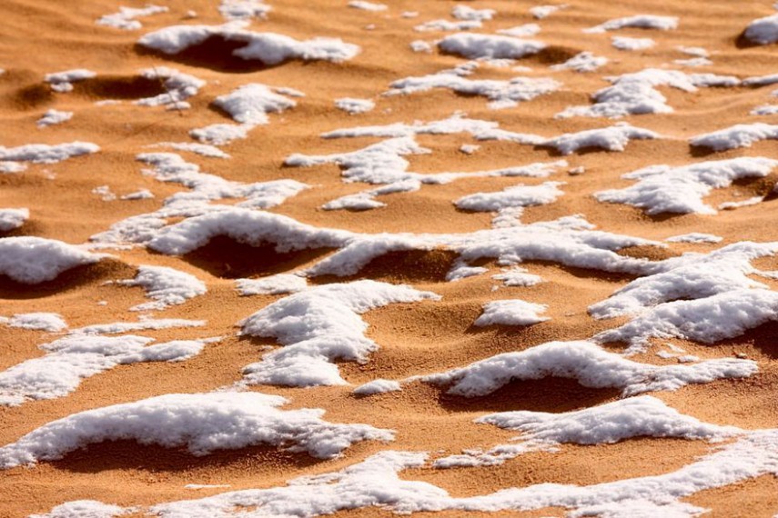 Nevou no deserto do Saara e as imagens foram registradas pelo fotógrafo Karim Bouchetata, da Argélia