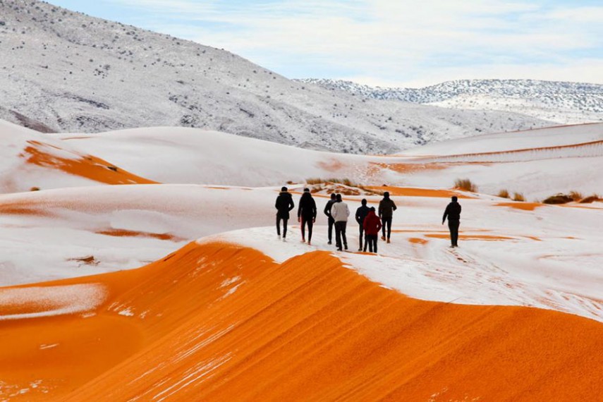 Nevou no deserto do Saara e as imagens foram registradas pelo fotógrafo Karim Bouchetata, da Argélia