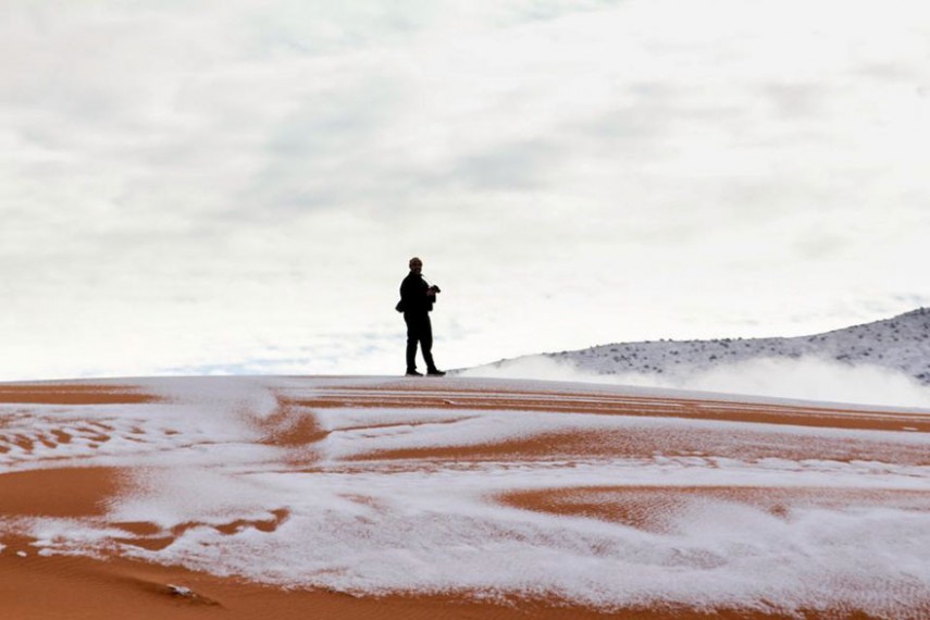 Nevou no deserto do Saara e as imagens foram registradas pelo fotógrafo Karim Bouchetata, da Argélia