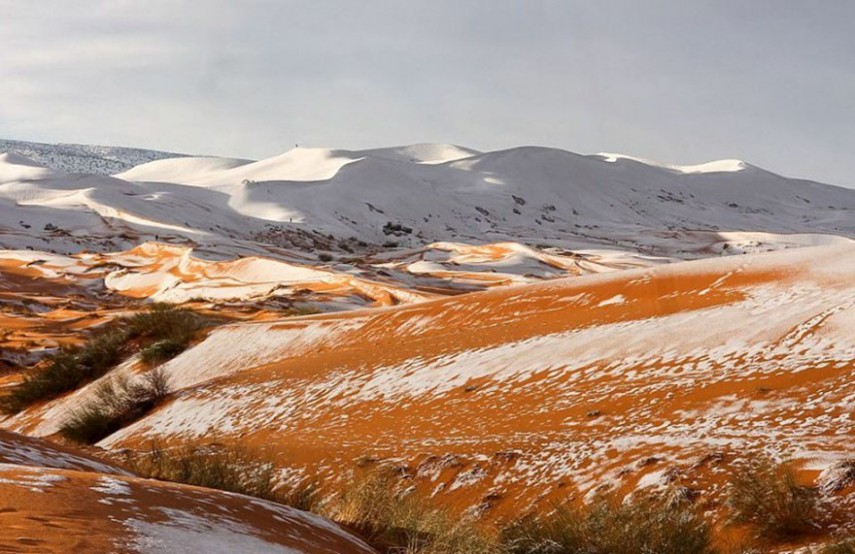 Nevou no deserto do Saara e as imagens foram registradas pelo fotógrafo Karim Bouchetata, da Argélia