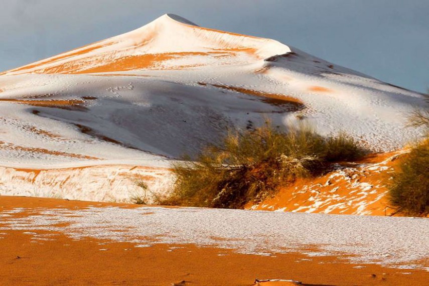 Nevou no deserto do Saara e as imagens foram registradas pelo fotógrafo Karim Bouchetata, da Argélia