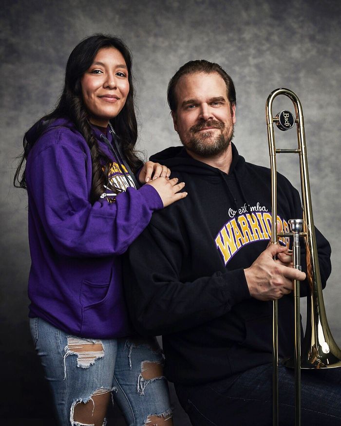 David Harbour, que vive Jim Hopper no seriado 'Stranger Things', fez um desafio para a jovem Damaris e acabou indo até a escola dela para participar do anuário escolar dela. As fotos ficaram incríveis!