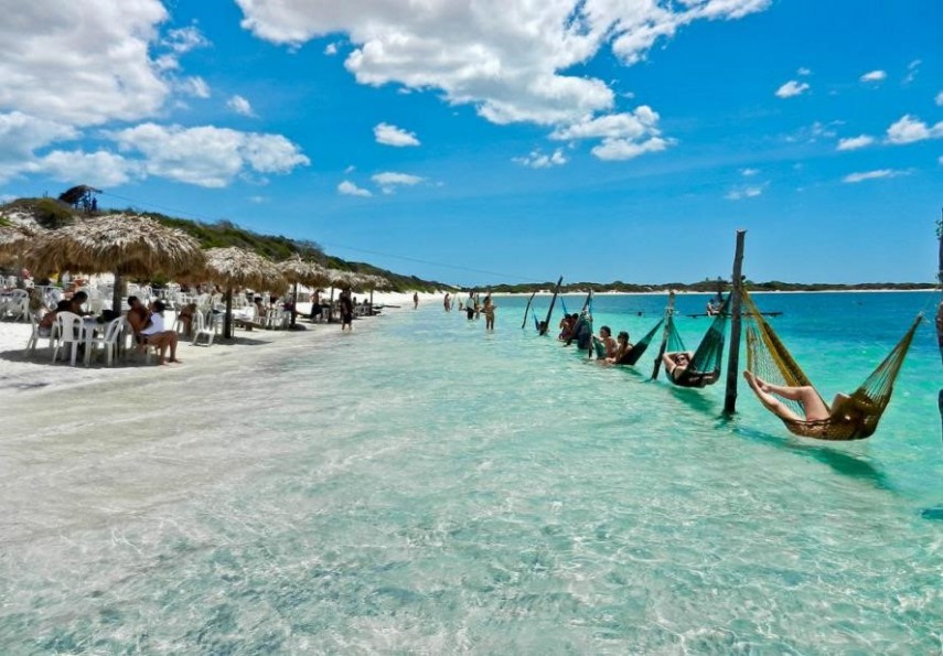 O local conta com algumas das praias mais bonitas do mundo e com água cristalina. Mesmo estando entre as mais famosas, o ritmo é sempre tranquilo e familiar, com redes que se espalham na beira do mar. Para quem gosta de aventura, pode colocar o destino entre os queridinhos, já que o acesso se dá apenas para carros com tração 4x4.