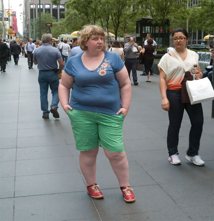Wait Watchers é uma experiência social em forma de série fotográfica, que virou um livro. Nela, a fotógrafa Haley Morris capturou como os completos estranhos reagiam a pessoas com excesso de peso nas ruas.