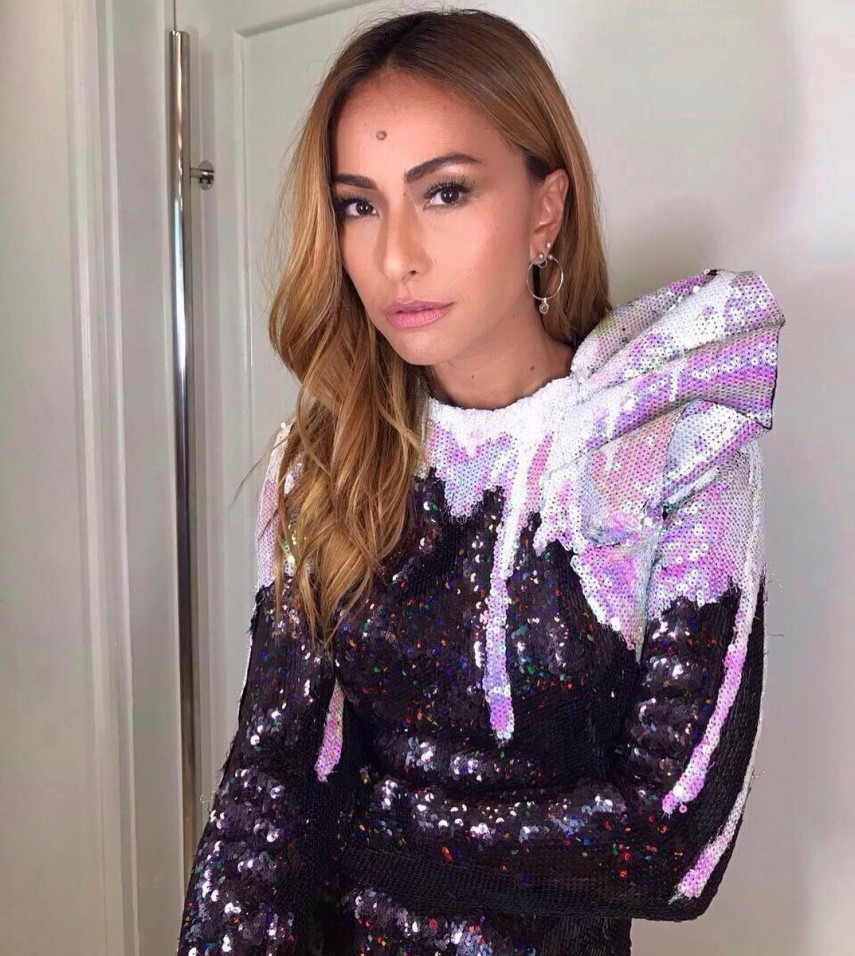 Sabrina é estilosa e gosta de ousar na hora de escolher um look. Seja para o Baile da Vogue ou para apresentar o seu programa, ela adora causar!