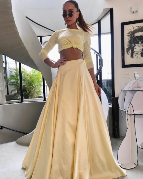 Sabrina é estilosa e gosta de ousar na hora de escolher um look. Seja para o Baile da Vogue ou para apresentar o seu programa, ela adora causar!