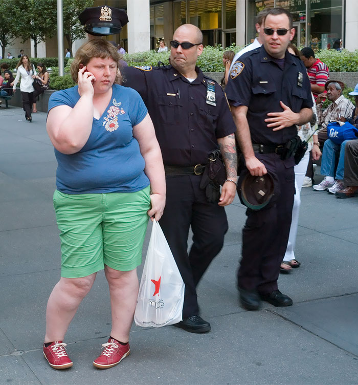 Wait Watchers é uma experiência social em forma de série fotográfica, que virou um livro. Nela, a fotógrafa Haley Morris capturou como os completos estranhos reagiam a pessoas com excesso de peso nas ruas.