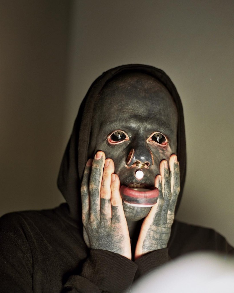 Eli Ink, 27 anos, é um artista de Brighton, no Reino Unido, que vê seu corpo como uma tela em branco para exibir trabalhos artísticos. 