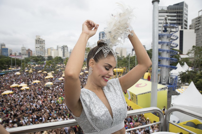 Paloma Bernardi , A Favorita, São Paulo