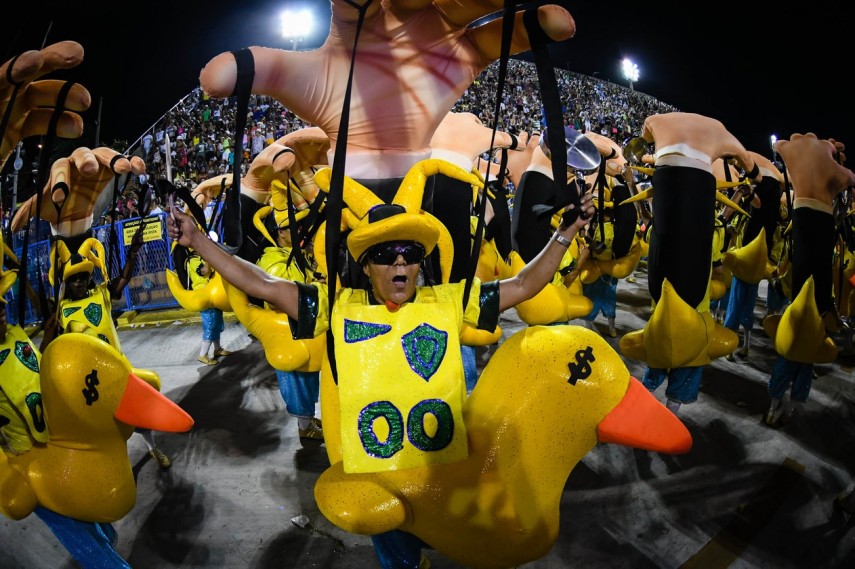 Outra crítica do carnavalesco Jack Vasconcelos foi colocar na avenida uma ala com fantasias de 'manifestantes fantoches', ironizando manifestantes que pediram impeachment.