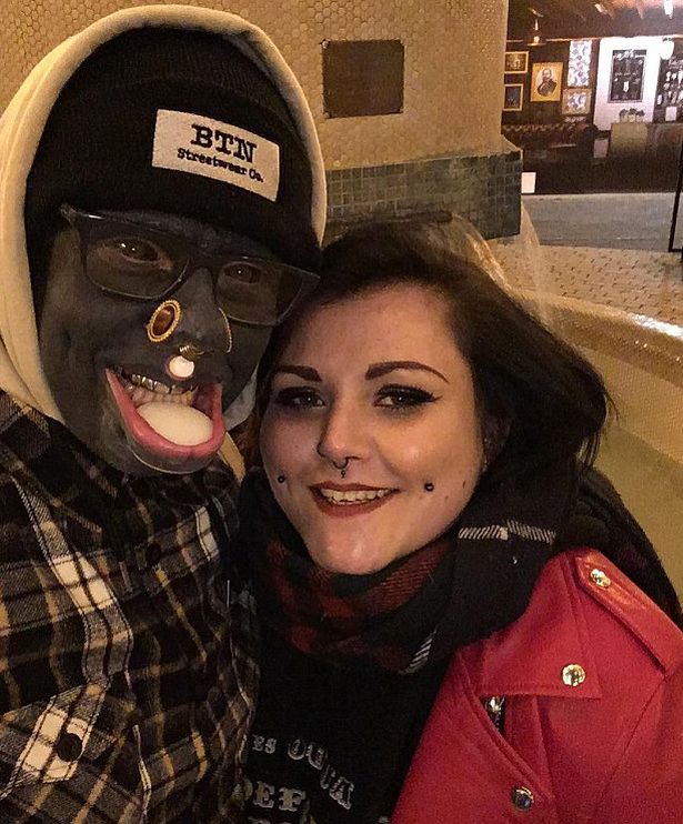 Eli Ink, 27 anos, é um artista de Brighton, no Reino Unido, que vê seu corpo como uma tela em branco para exibir trabalhos artísticos. 