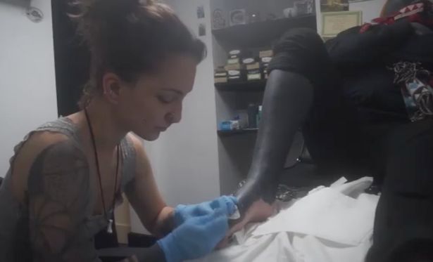 Eli Ink, 27 anos, é um artista de Brighton, no Reino Unido, que vê seu corpo como uma tela em branco para exibir trabalhos artísticos. 