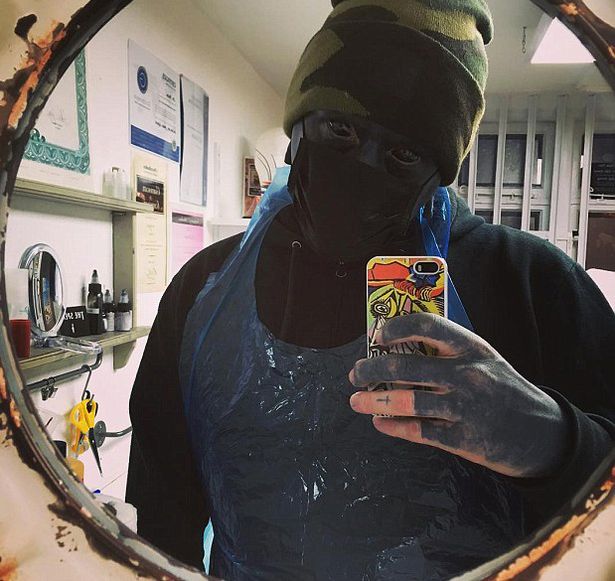 Eli Ink, 27 anos, é um artista de Brighton, no Reino Unido, que vê seu corpo como uma tela em branco para exibir trabalhos artísticos. 