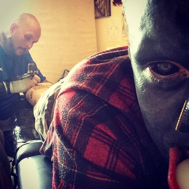Eli Ink, 27 anos, é um artista de Brighton, no Reino Unido, que vê seu corpo como uma tela em branco para exibir trabalhos artísticos. 