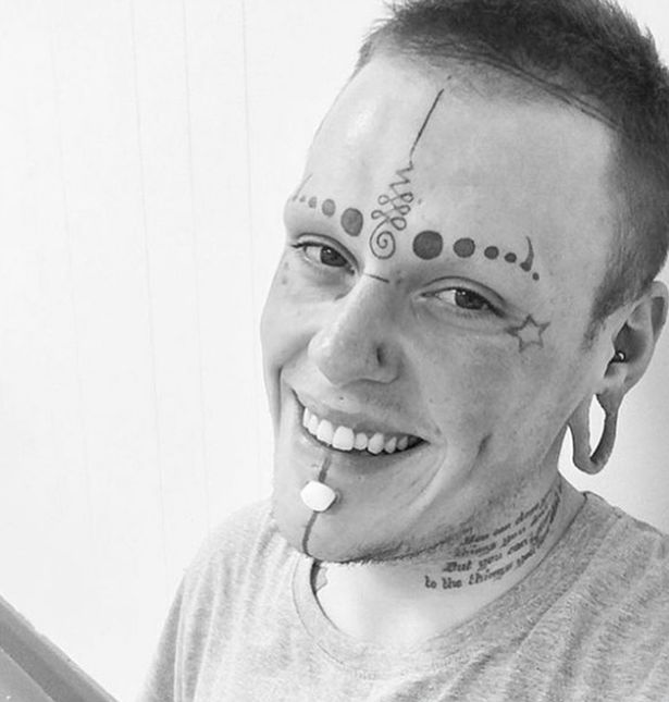 Eli Ink, 27 anos, é um artista de Brighton, no Reino Unido, que vê seu corpo como uma tela em branco para exibir trabalhos artísticos. 