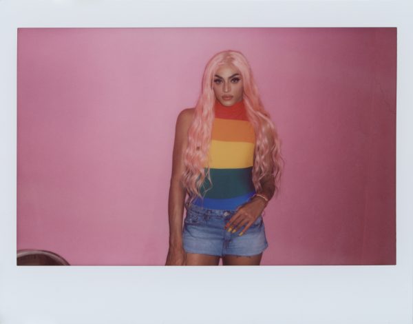 Pabllo Vittar e Diplo aparecem em fotos no estilo polaroid nos bastidores de 'Então Vai'