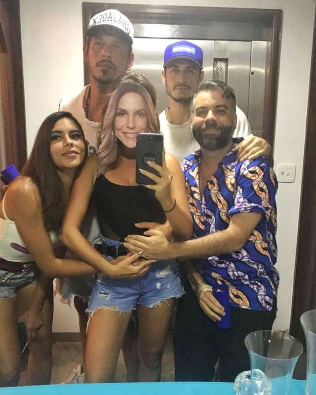Fernanda Paes Leme veste máscara de Ivete