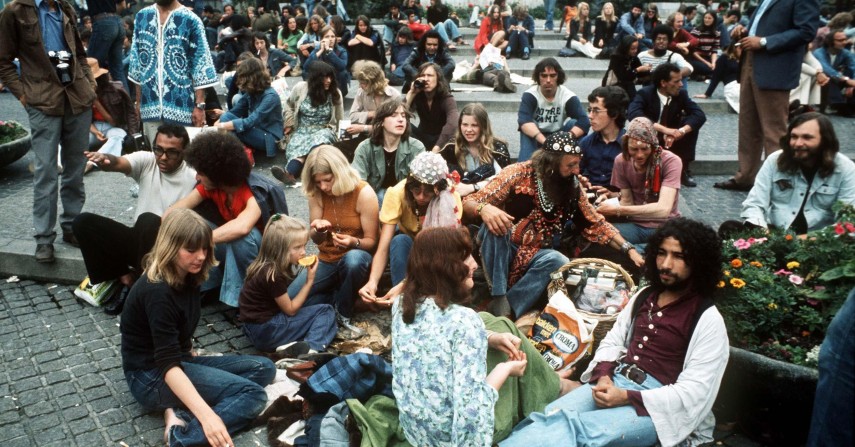 A ideia dos coffeeshops surgiu nos anos 1970 com o movimento hippie. Eram 