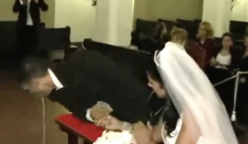 O vídeo de um noivo vomitando durante cerimônia de casamento também circulou pela internet.