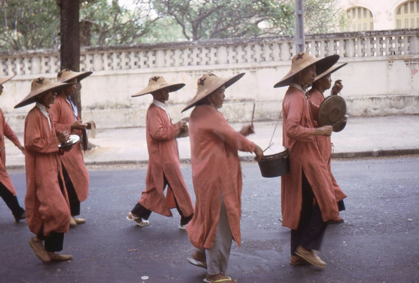 Após a limpeza, o corpo é vestido com várias camadas de roupa, cada uma representando a geração de um dos descendentes