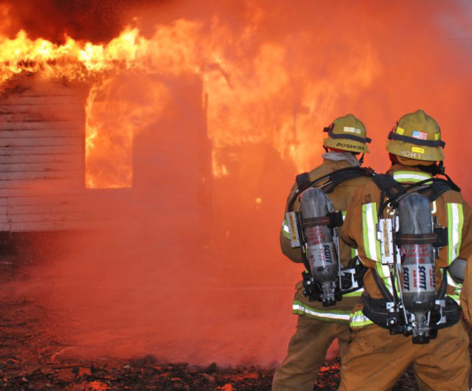 Wendy Rybolt de Bartonville, Illinois, teve sua casa incendiada e tentou recuperar o celular que estava lá dentro. Hospitalizada por inalação de fumaça, ela acabou não resistindo.