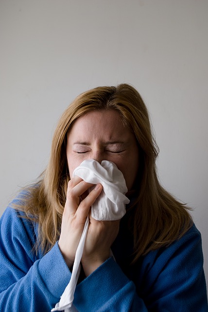 A imunização pode causar efeitos adversos. Entre os mais comuns, estão dor de cabeça, dor no corpo, febre, pressão baixa, alergias na pele e alterações no sistema respiratório