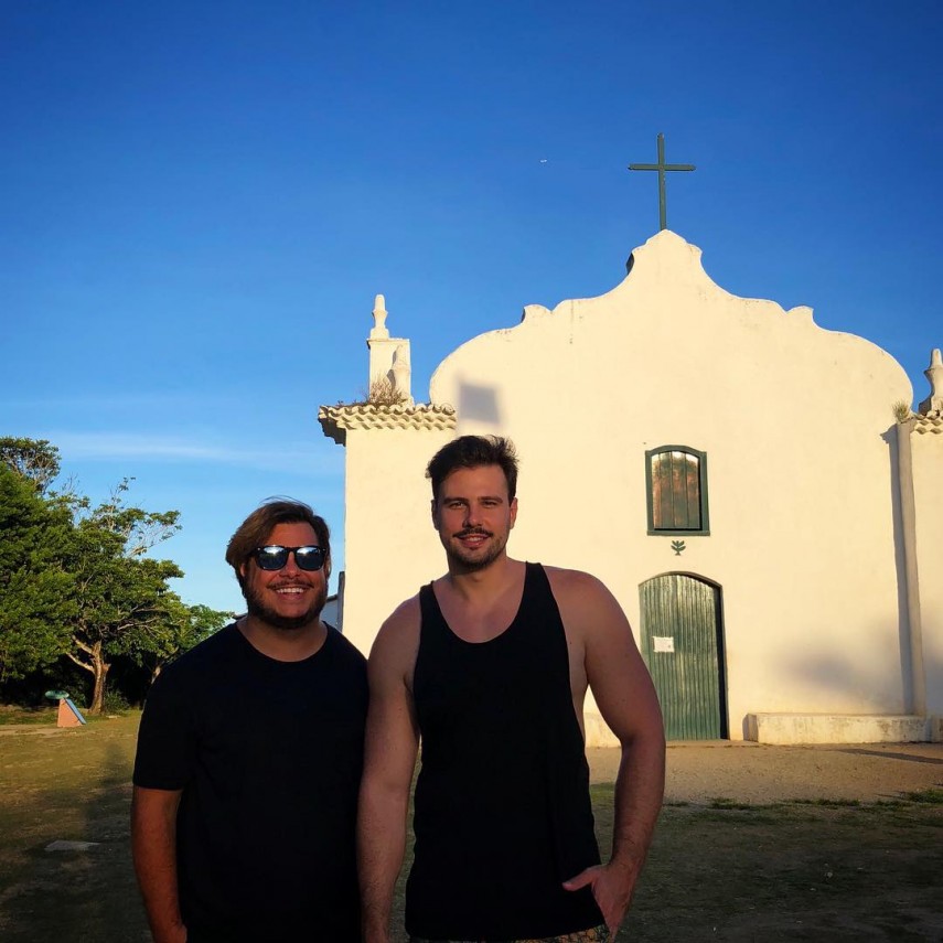 Marcus Majella curte Trancoso ao lado do namorado