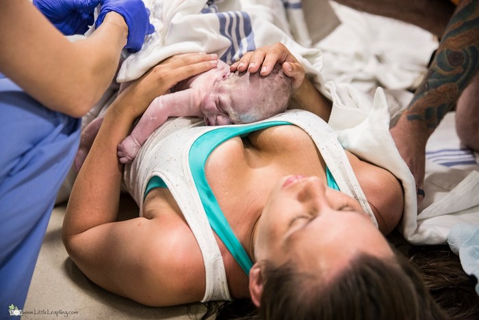 Mulher dá à luz no chão de hospital e fotógrafa registra