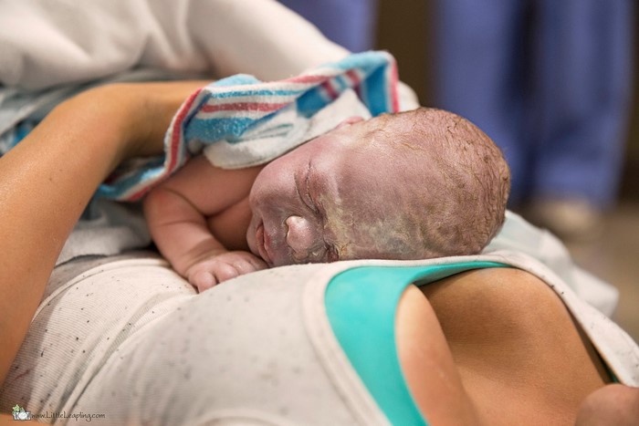 Mulher dá à luz no chão de hospital e fotógrafa registra