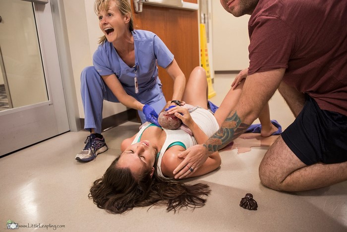Mulher dá à luz no chão de hospital e fotógrafa registra