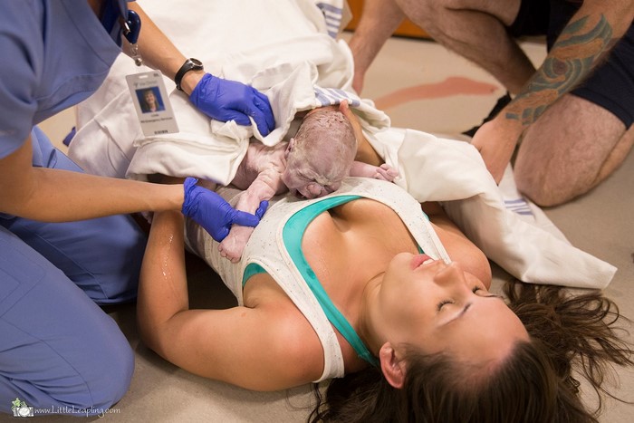 Mulher dá à luz no chão de hospital e fotógrafa registra