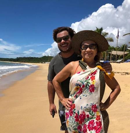 Marcus Majella curte Trancoso ao lado da mãe