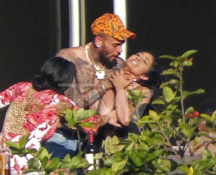 Chris Brown é fotografado segurando mulher pelo pescoço