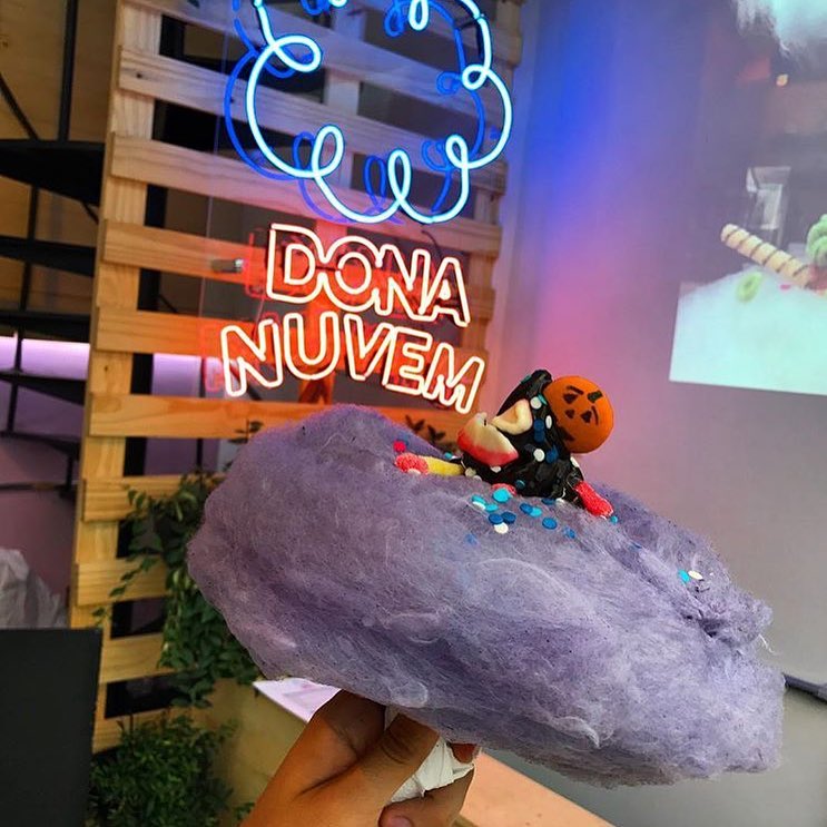  Em São Paulo, existe uma sorveteria incrível que une sorvete com uma verdadera nuvem de algodão doce.