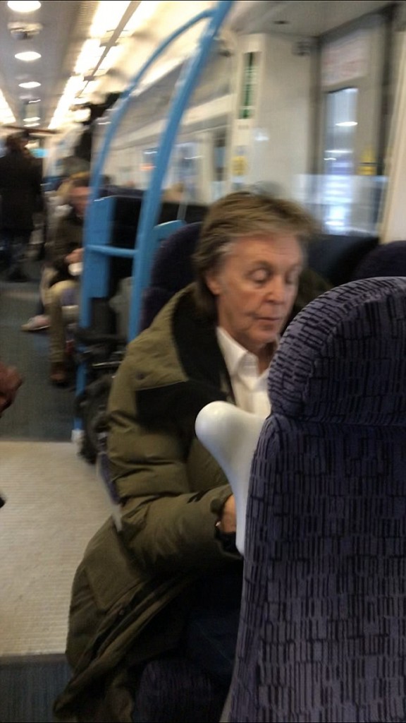 Paul McCartney andando em 2ª classe de trem 