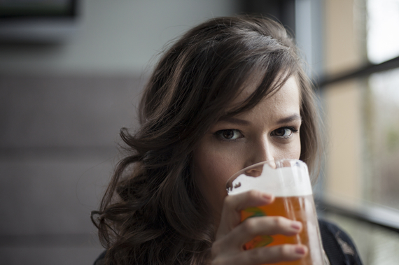 A história aponta que as mulheres da Mesopotâmia antiga foram as primeiras a desenvolver, vender e beber cerveja.