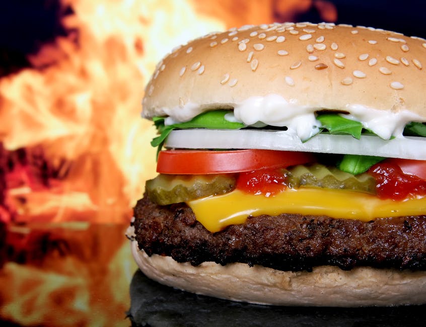 Alimentos industrializados – Fast-food, enlatados, embutidos e afins contêm nitritos, sulfitos, conservantes e corantes, itens que pioram os quadros alérgicos e problemas respiratórios