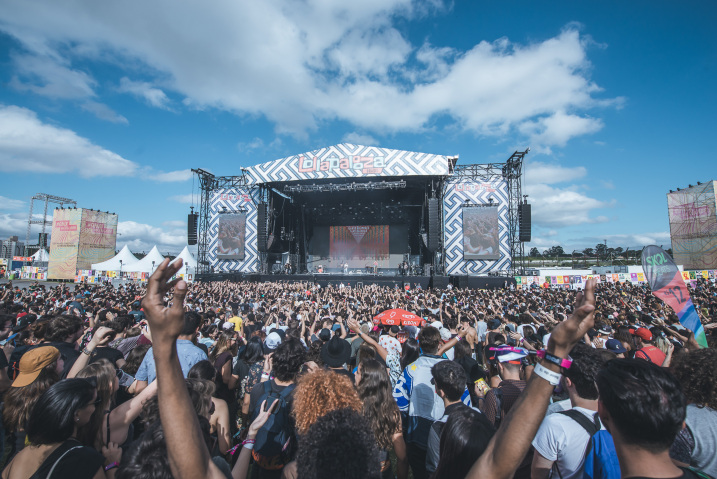 O melhor som de qualquer palco é na house mix, a mesa de som. Não se aproxime demais das caixas sem protetor auricular.