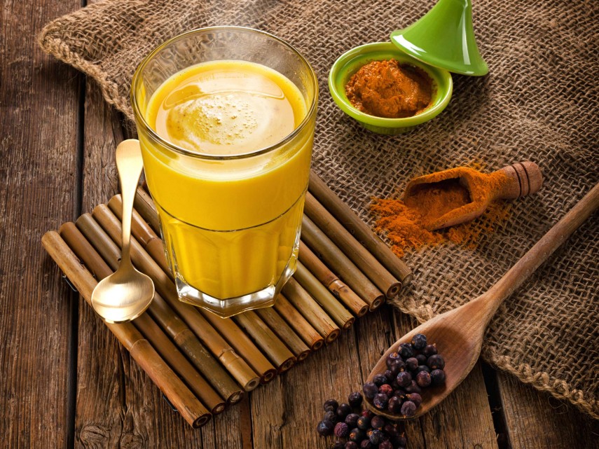 Bebida com origem na Ayurveda, medicina desenvolvida e aplicada na Índia, que tem em sua base a cúrcuma (ou açafrão da terra). Os benefícios do Golden Milk incluem propriedades anti-inflamatórias, antioxidante, além de auxiliar na digestão. 
