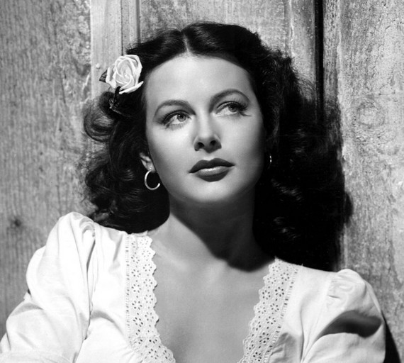 A partir de um sistema de comunicação para torpedos controlados por rádio, desenvolvido secretamente durante a Segunda Guerra Mundial, Hedy Lamarr lançou as bases tecnológicas para invenções como Wi-Fi e GPS. Ela também foi uma diva do cinema.