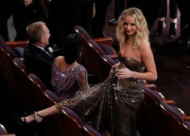 Convidados deixam drinks embaixo da poltrona e bebem quando câmeras estão desligadas. Jennifer Lawrence foi flagrada com taça vinho