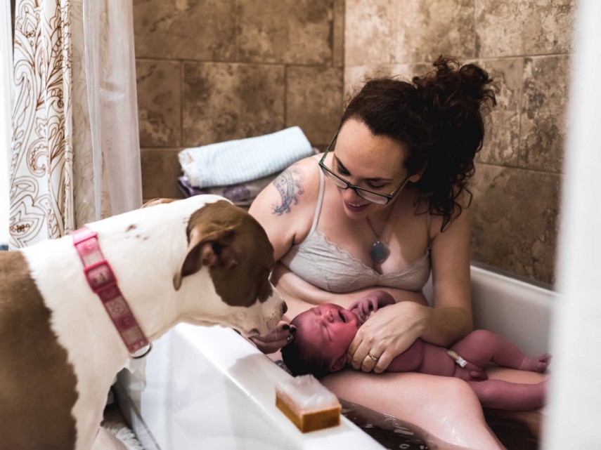A fotógrafa norte-americana Laura Fifield, de Spokane, nos Estados Unidos, registrou o parto de Natalie