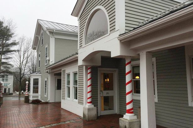 Ele fica nos Estados Unidos. O Freeport McDonalds, em Maine, foi construído em uma mansão, que foi propriedade de William Gore, um comerciante proeminente da cidade, segundo o Business Insider.