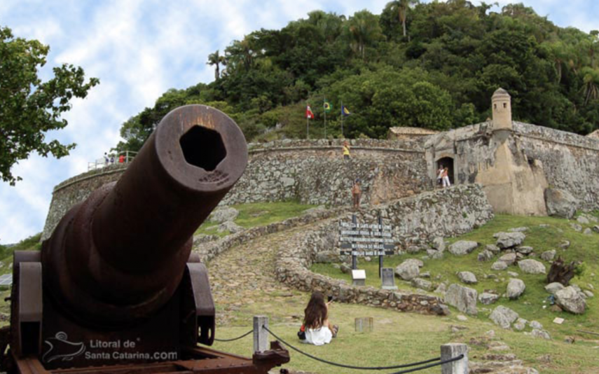 Segundo a lenda, uma família vivenciou experiência com um lobisomem em Ratones. A história é de que uma mulher tinha um marido e filho. Toda noite ela dava banho na criança em uma bacia, e um cachorro aparecia para tentar morder o filho da senhora. Em uma dessas ocasiões, o cachorro mordeu a saia da mulher. No outro dia, ela encontrou o marido dormindo com pedaços da saia no dente