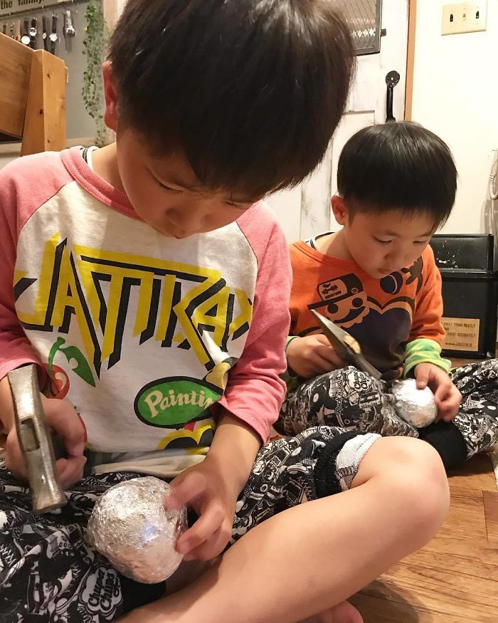 Polir bolas feitas de papel alumínio vira febre no Japão