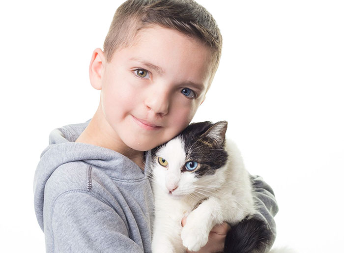 Menino encontra gato com mesmas características físicas