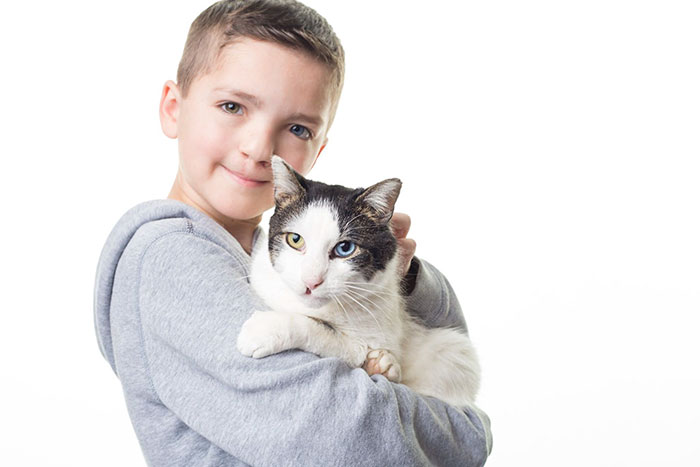 Menino encontra gato com mesmas características físicas